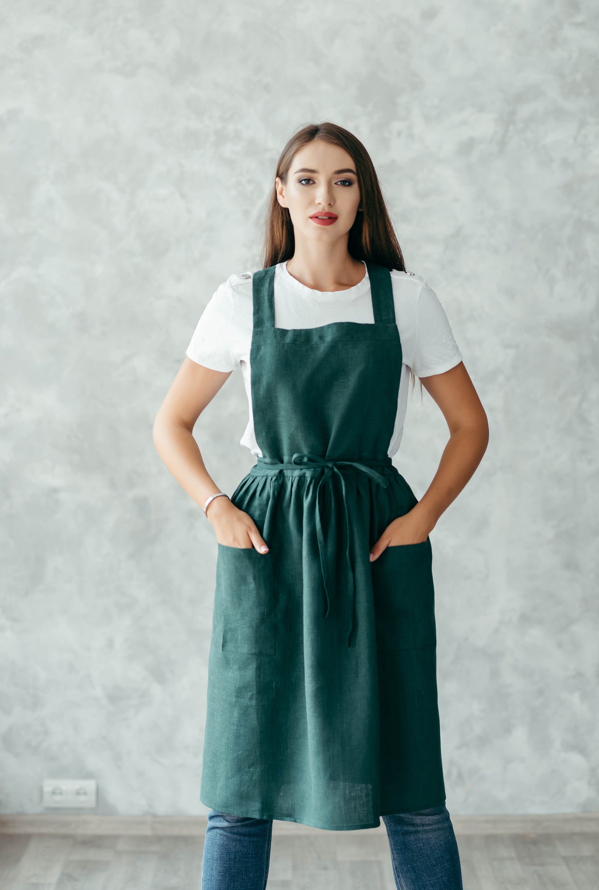Linen cross back pinafore apron with pockets, front view