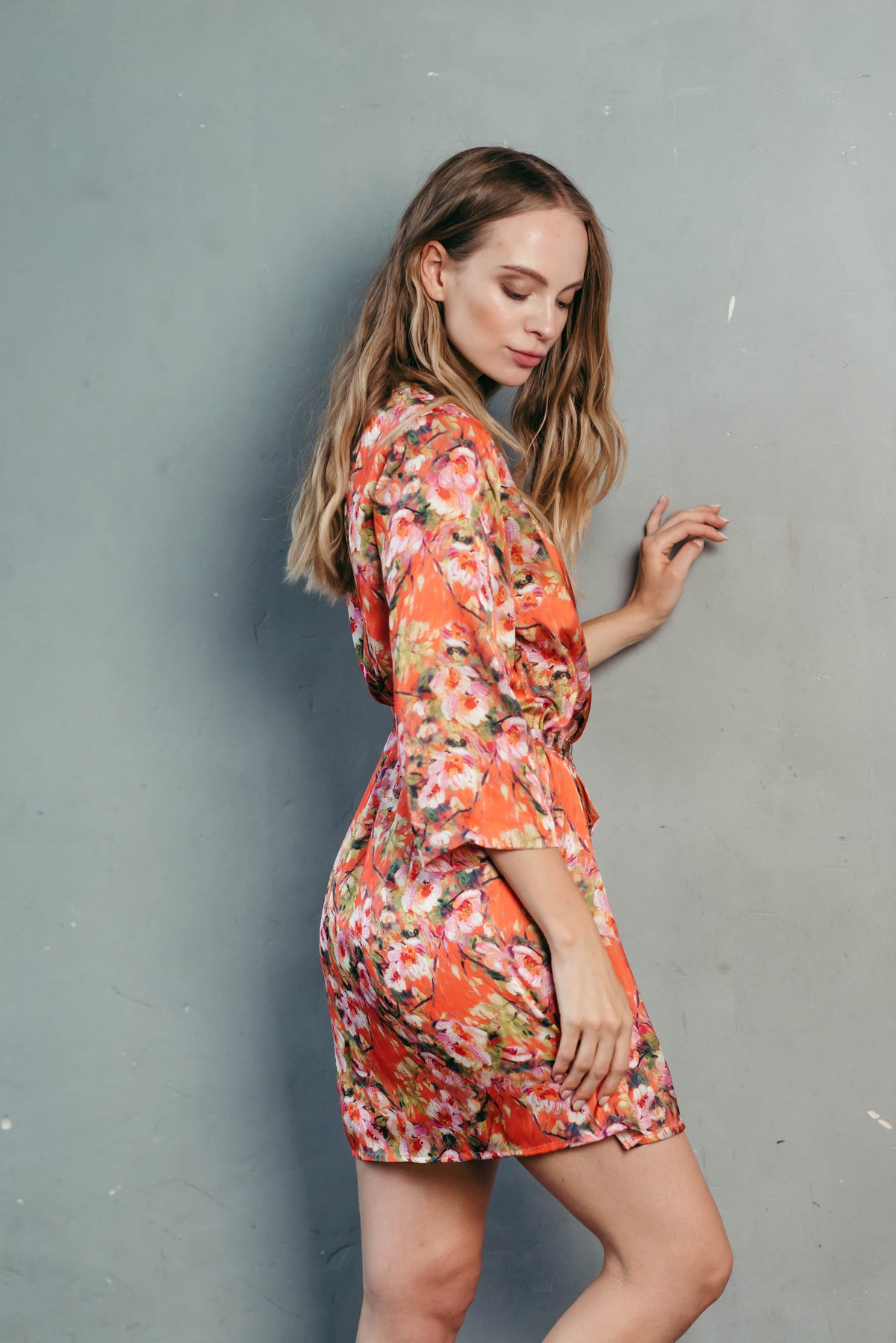 Short satin robe in a floral print, full view