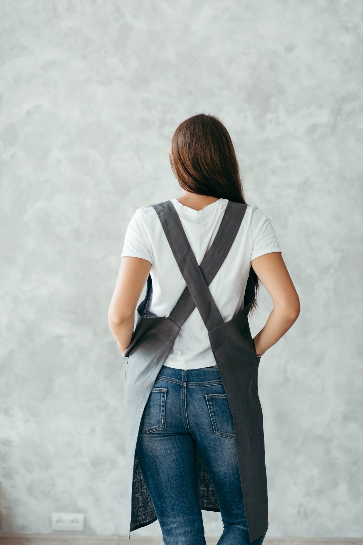 Japanese apron in linen, back view