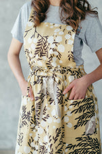 Cross back pinafore apron, pocket detail
