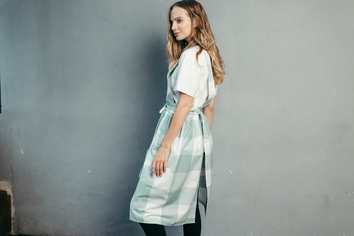 Cross back apron with bow, styled with pockets