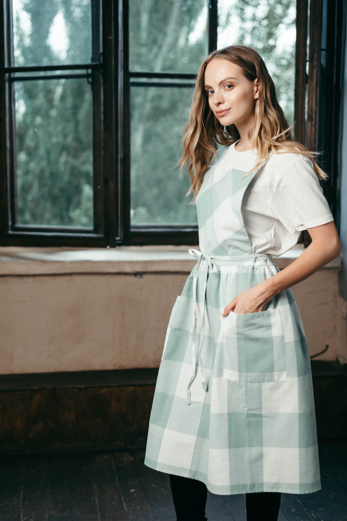 Apron with pockets for artists and makers