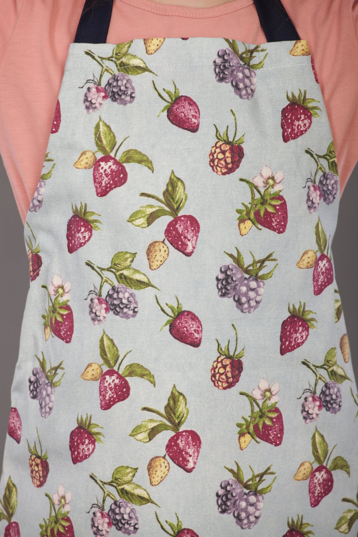 Adjustable neck strap and ties on the kids apron