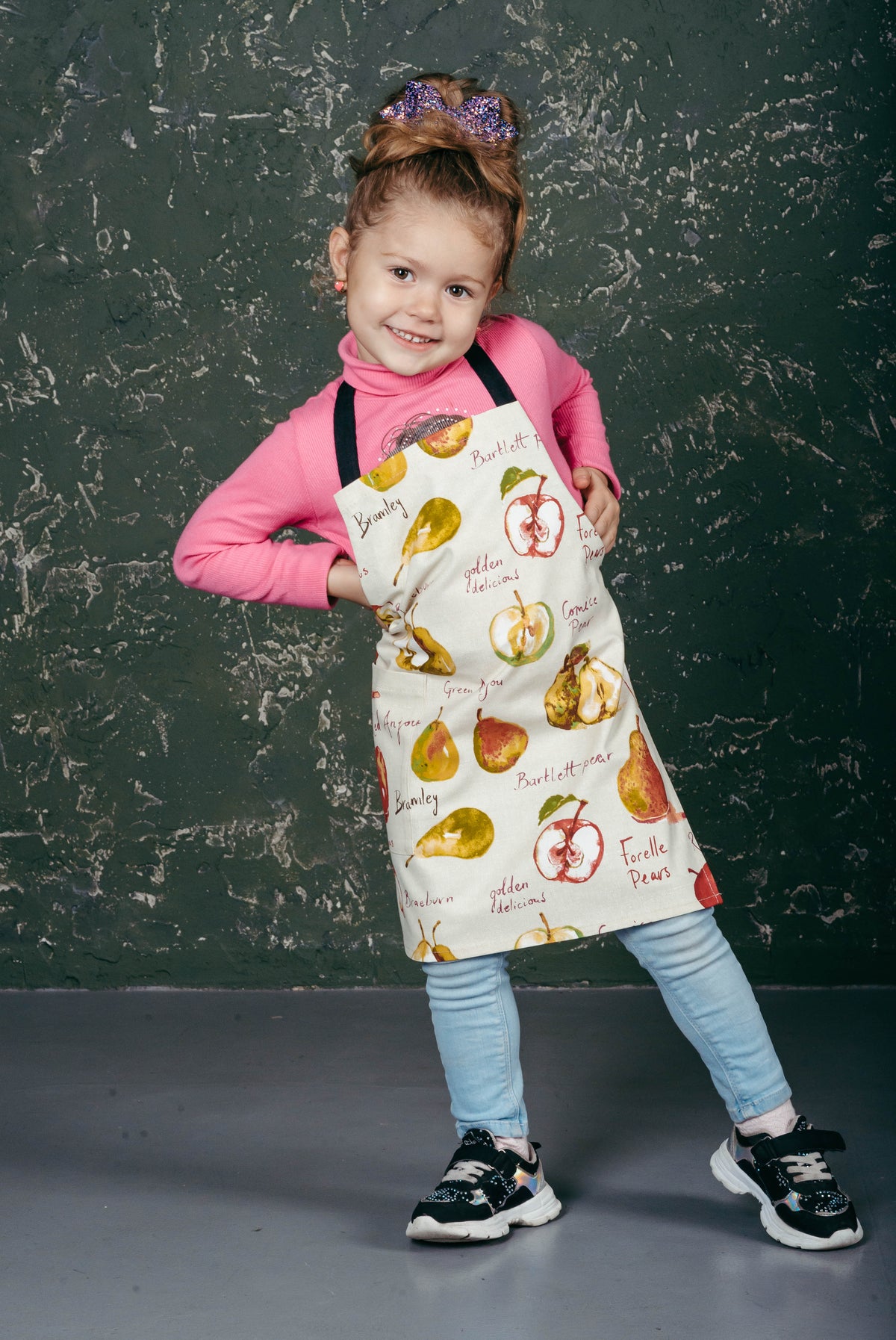 Childrens apron in printed cotton, worn in the kitchen