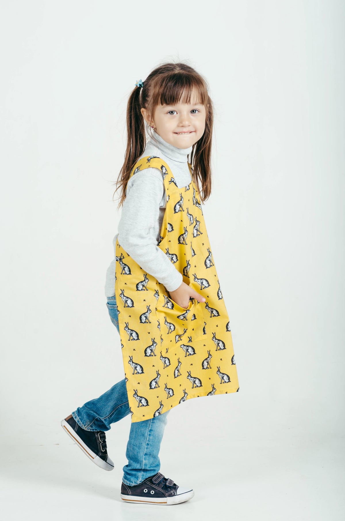 Cross back pinafore apron for kids, back view