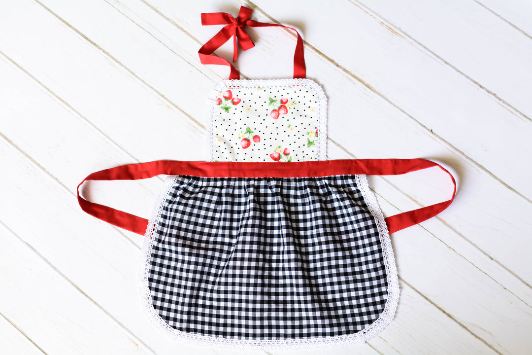 Printed lace apron for girls, front view