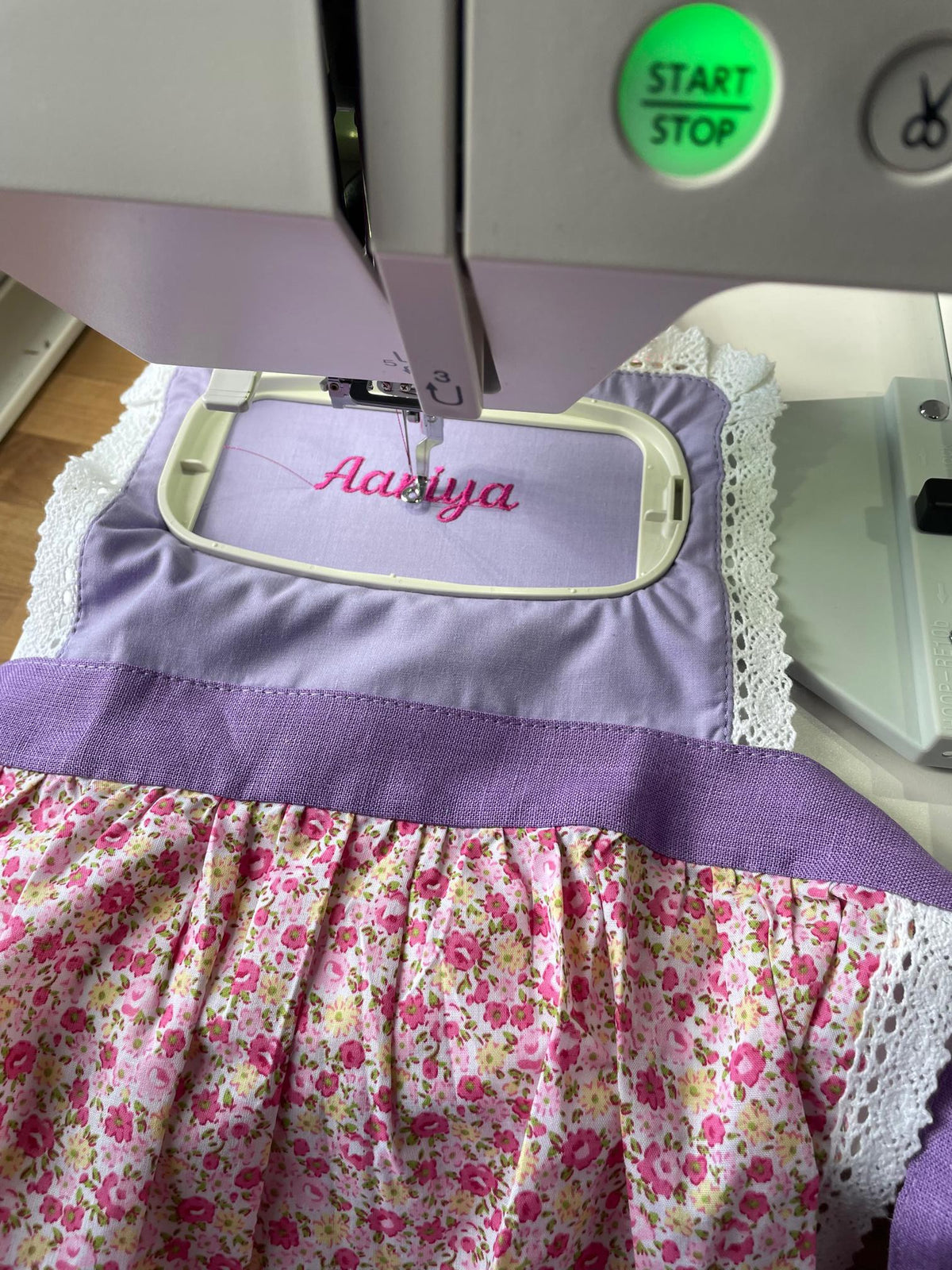 Printed lace apron for girls, front view