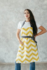 Printed apron for women with continuous contrasting straps