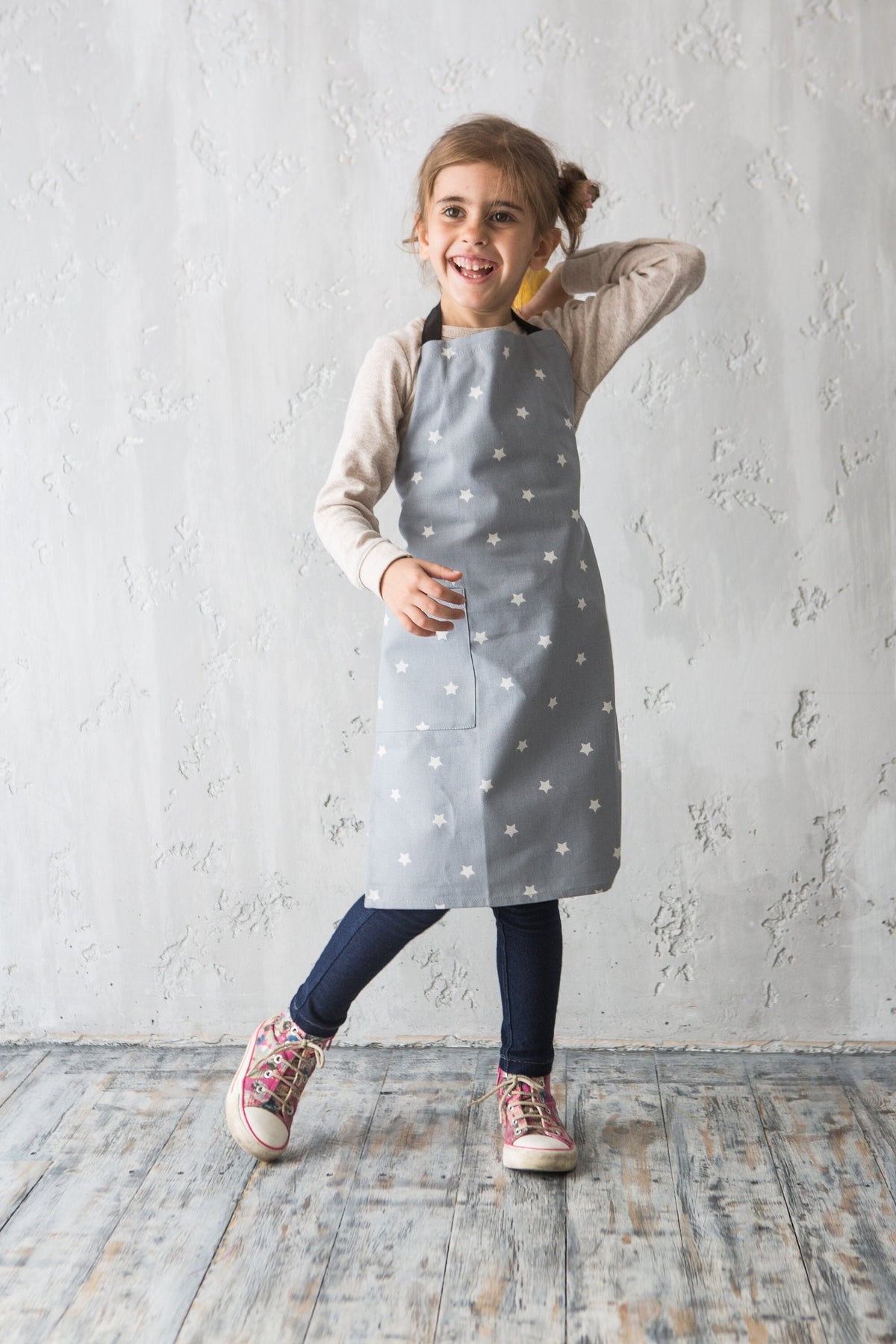 Unisex toddler apron in grey stars print, chef style with pocket