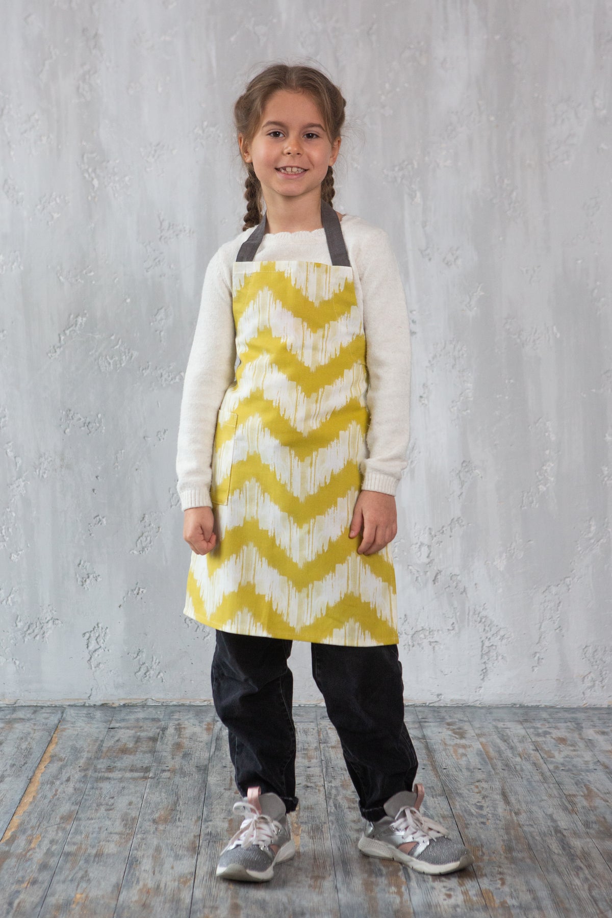 Kids apron in cotton canvas worn by a child