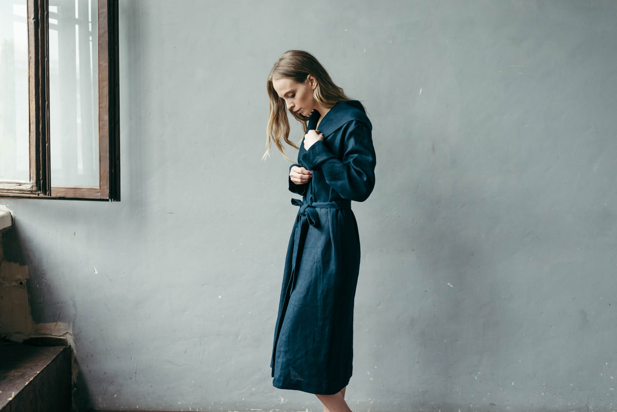Women's hooded linen robe, pocket detail