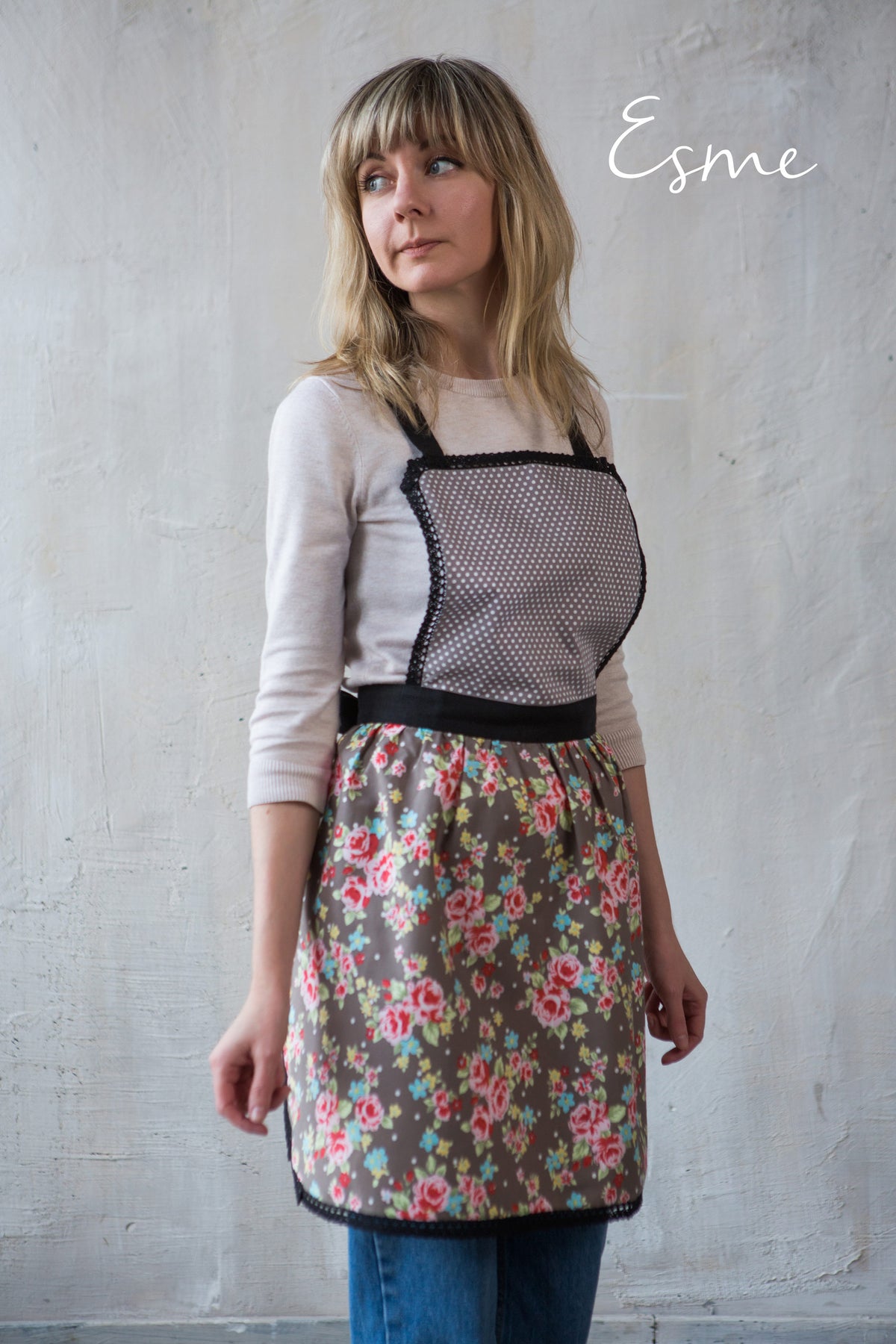 Kids lace apron, print and lace detail