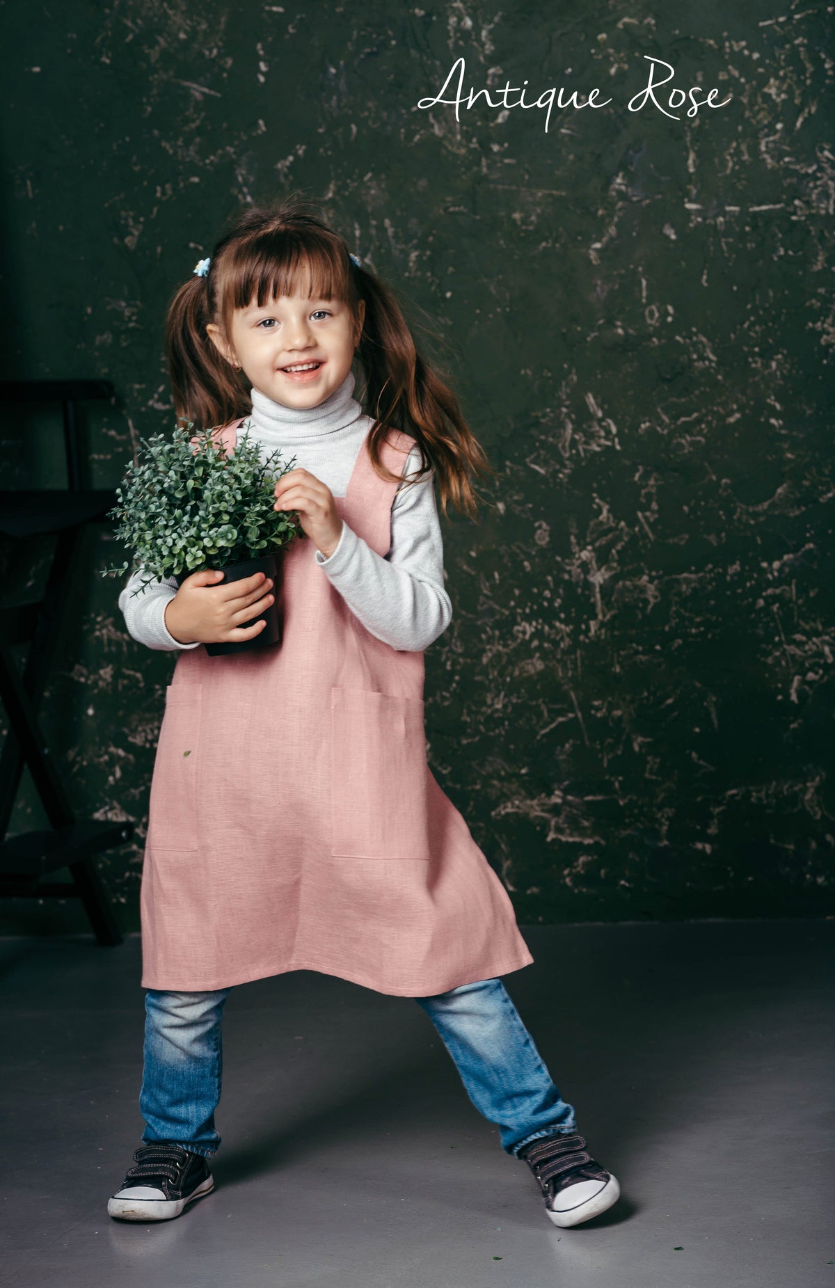 Kids pinafore apron in pink