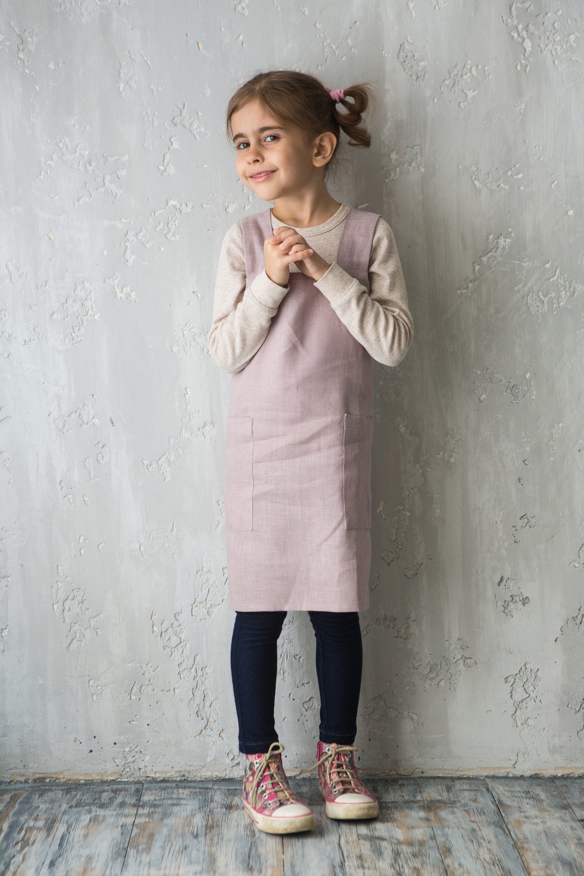 Kids linen apron in pale pink
