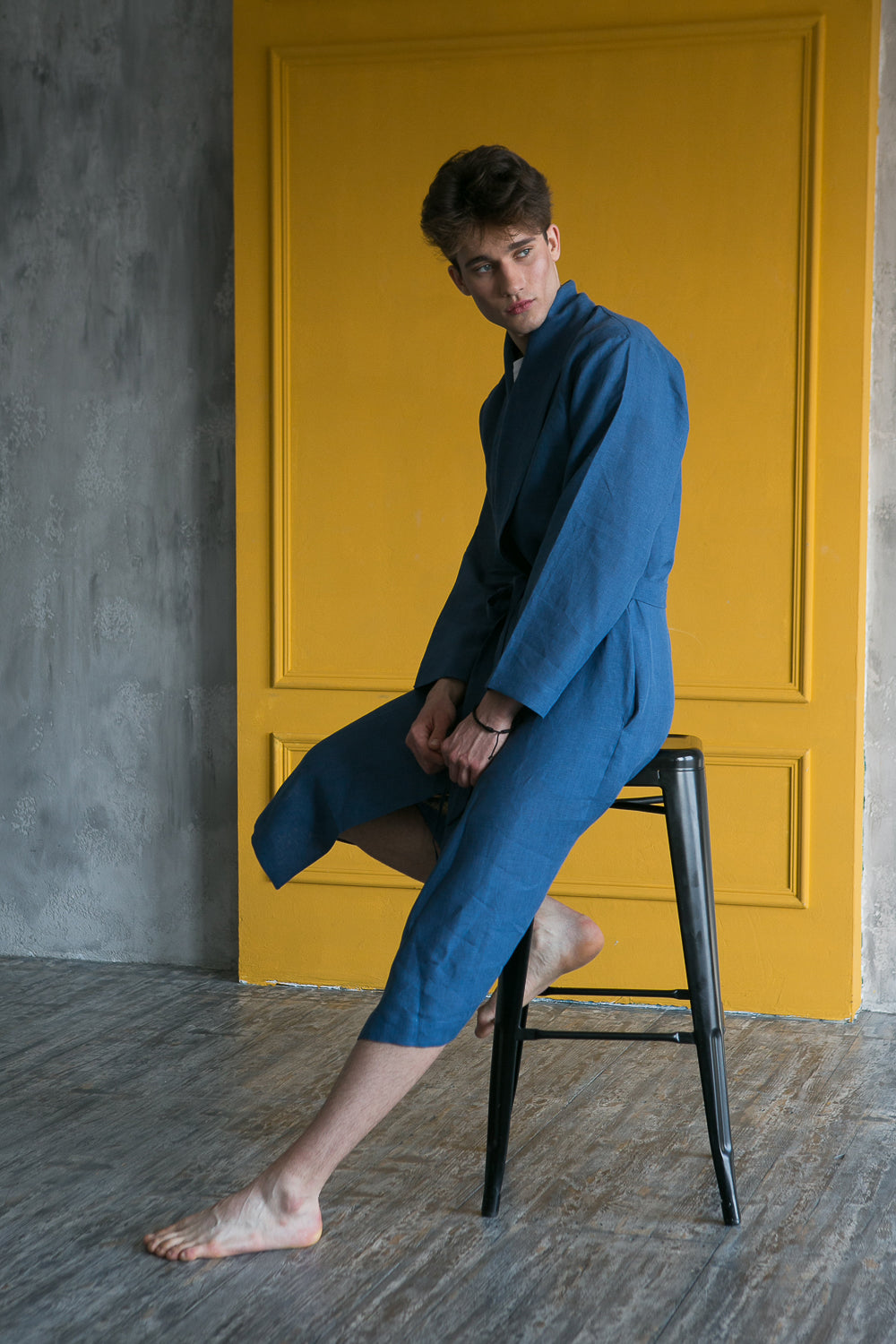 Men's linen robe, shawl collar detail