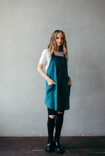 Short linen crossback apron worn by a baker