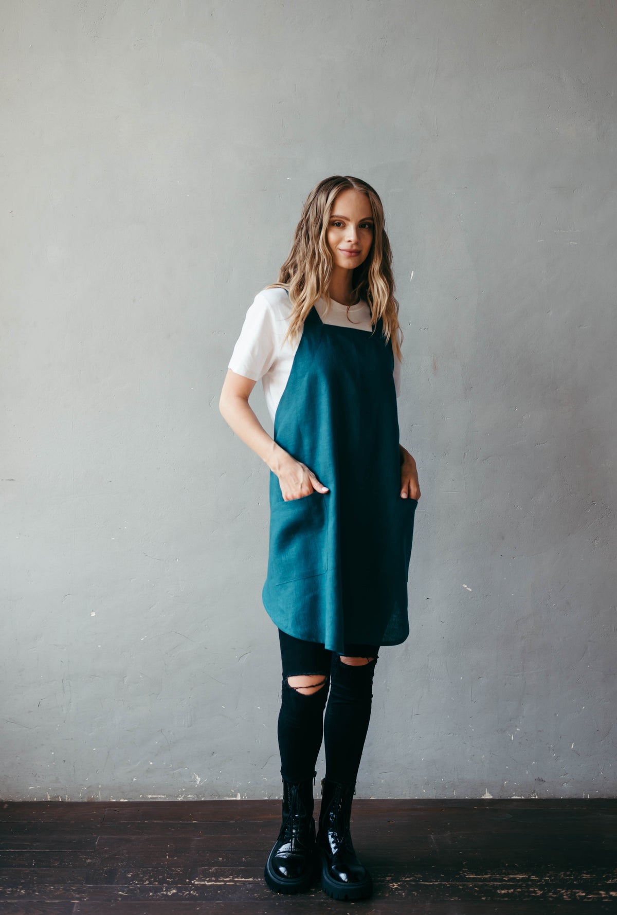 Short linen crossback apron worn by a baker