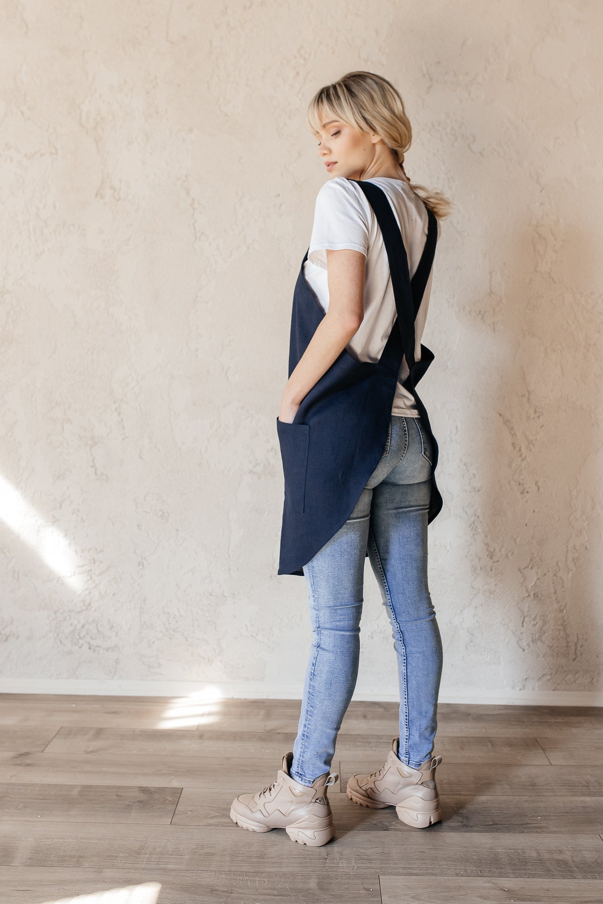Short linen crossback apron, full length view