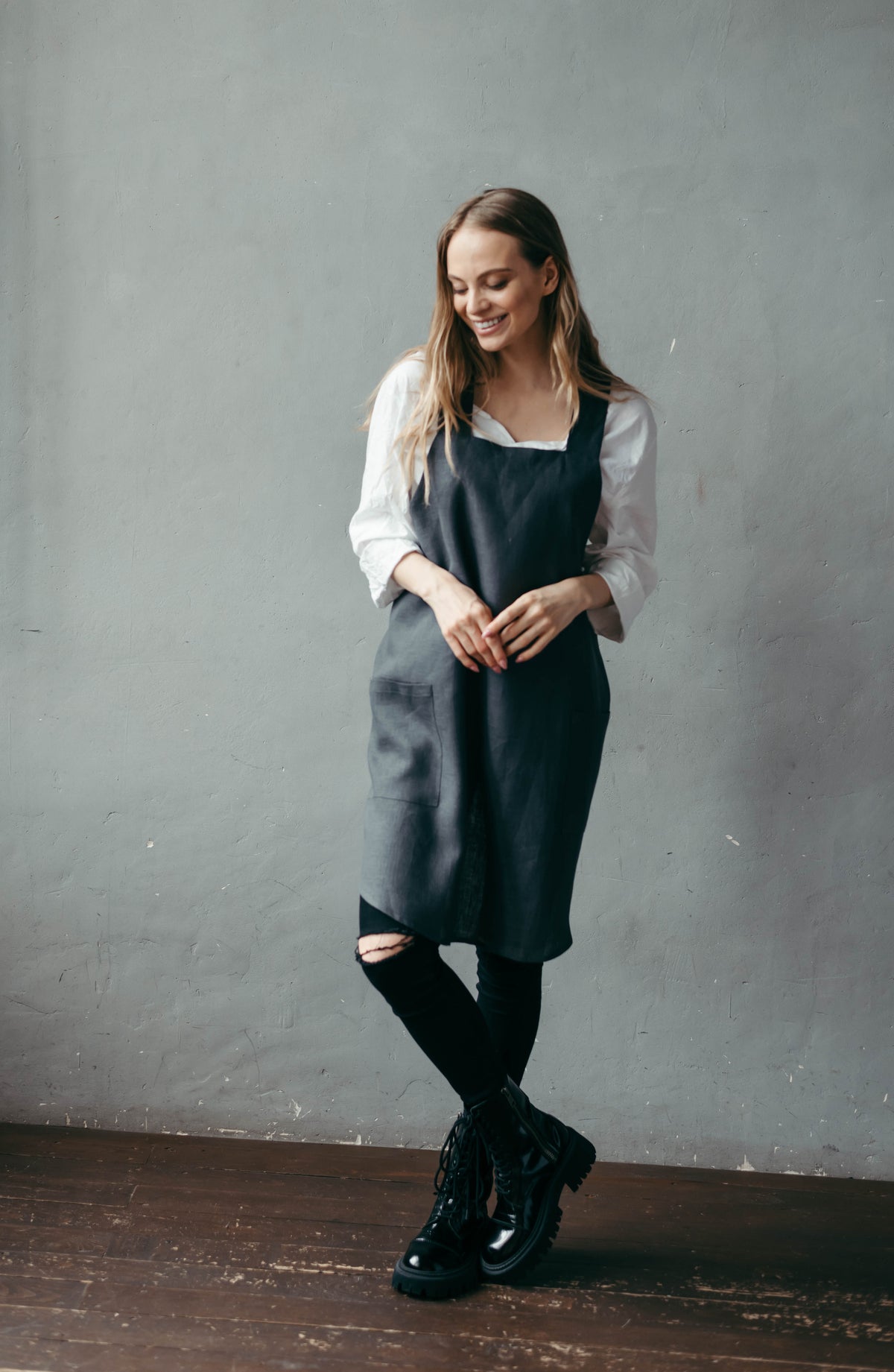 Short linen crossback apron, pocket detail